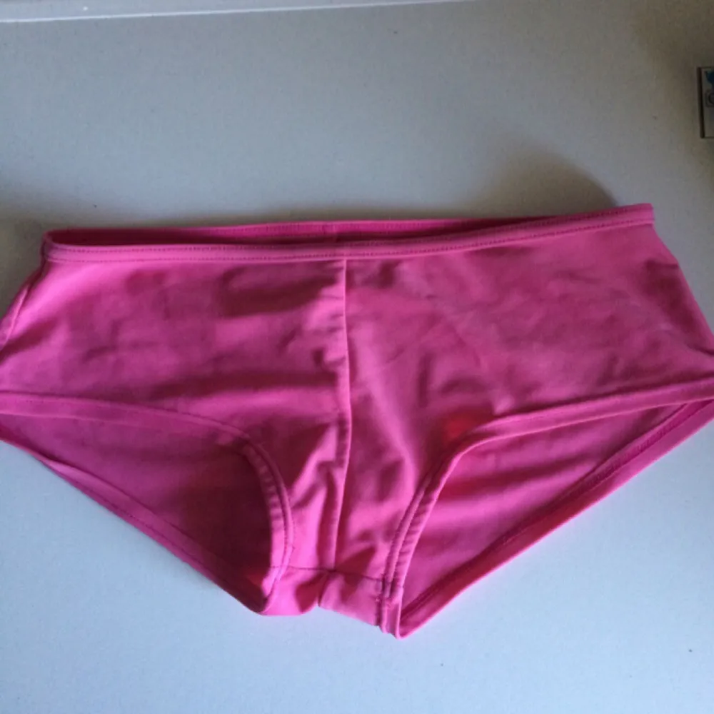 Snygg bikini underdel i storlek 140. Shorts.