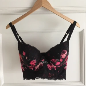  - En jättefin blommig bh med spetsdetaljer från H&M! Funkar lika bra som en "magtröja" istället för bh! Köparen står för eventuell frakt 