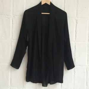  - Transparent svart tunn öppen blus
Stl S 
Underbart skön 
Från Monki
