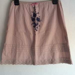 Puderrosa kjol/linne med brodyr på framsidan och baksidan från odd molly