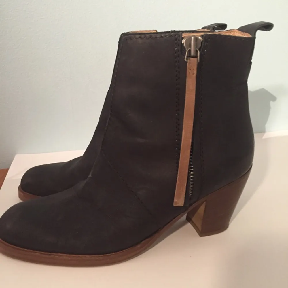 Vintage Acne boots, worn about 3 times. Bought Fall 2013. Hurt my feet so selling my babies!. Skor.