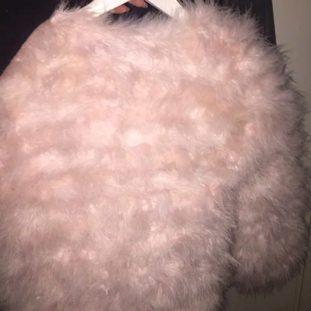 En puderrss fluffyjacket från lovelyofsweden💗Prislapp kvar! Köpt för 1300kr. Aldrig använd. Passar storlek 36-38! 
Säljes för 900kr. Kan tänka mig att gå ner i pris (800kr) vid snabb affär! 😁. Jackor.