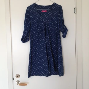 Fin blå vitprickig kort klänning från Rut m.fl. Blom-knappar!  - Fin blå vitprickig kort klänning från Rut m.fl. Blom-knappar! 