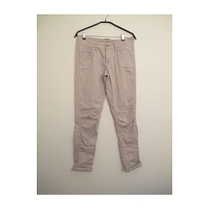  - Beige byxor från Gina Tricot i storlek 40. Frakt 56kr ✨