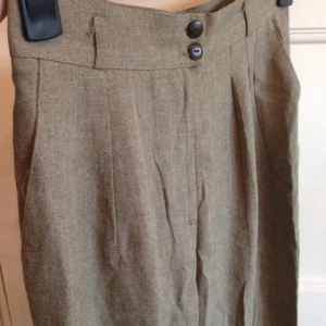  - "Gubbyx"-stil med hög midja. Kanske 70-tal?
Vida i benen.

Betalning via Swish, jag möter upp i Sthlm.