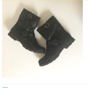  - Fodrade & varma boots med dragkedja på insidan. Använda 1-2 gånger, nyskick! Frakt 70kr ✨