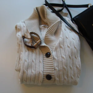  - Kofta från Solo.
Bruna läderknappar och fickor på sidorna.
Köpt för 699kr
Frakt (35kr)
