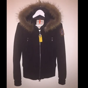 - Parajumpers tröja/tun jacka. Färg: mörk brun. I mycket bra skick endast använd 4ggr. Pris går att diskuteras 