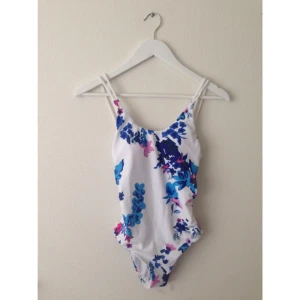  - Säljer pga för liten i bysten, ledsen att jag behöver sälja. Riktigt fin! Provad en gång med underkläder på! Alltså helt ny!