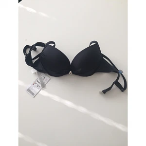  - Snygg bikiniöverdel från New yorker. Aldrig använd, knäppning baktill och banden går att reglera. Frakt 28kr✨ 