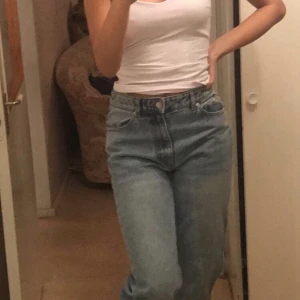Jeans - Vanliga baggy jeans som är helt ny då jag inte alls har använt eftersom den är för lång på mig. Lappen är kvar och är i storlek 36/S. Köpt för 399kr säljer för 299kr.  gäller bara frakt, köparen står för frakten❤️