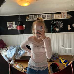 En super fin rosa tröja i top skick med texten ”live and be Free” superfin lite granna genomskinlig men annars super snygg lite stor för mig och jag har S 