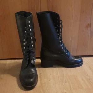 Läderstövlar - Amerikanska läderstövlar i storlek 38. Köpta second hand men i stort oanvända. Typ vadlånga och ganska smala i modellen. Grymt bra kvalitet!