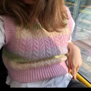 Zara väst - Säljer en slutsåld stickad väst ifrån Zara, använd 2 gånger.