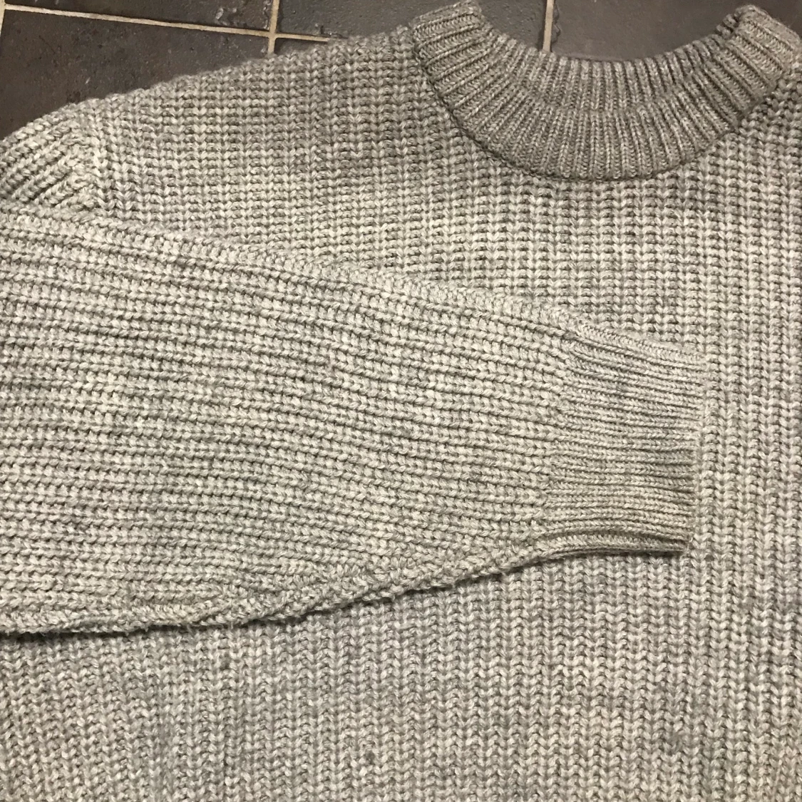 Grå stickad tröja  - 90