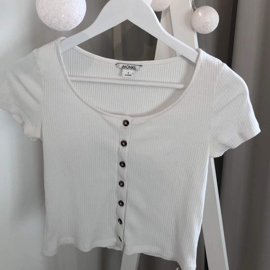 Vit ribbad topp