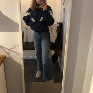 Knappt använda yoko jeans från monki i jättebra skick. Storlek 24. Köparen betalar för frakt och kan endast betalas med swish. Kontakta för mer information. Pris kan sänkas vid snabb affär.