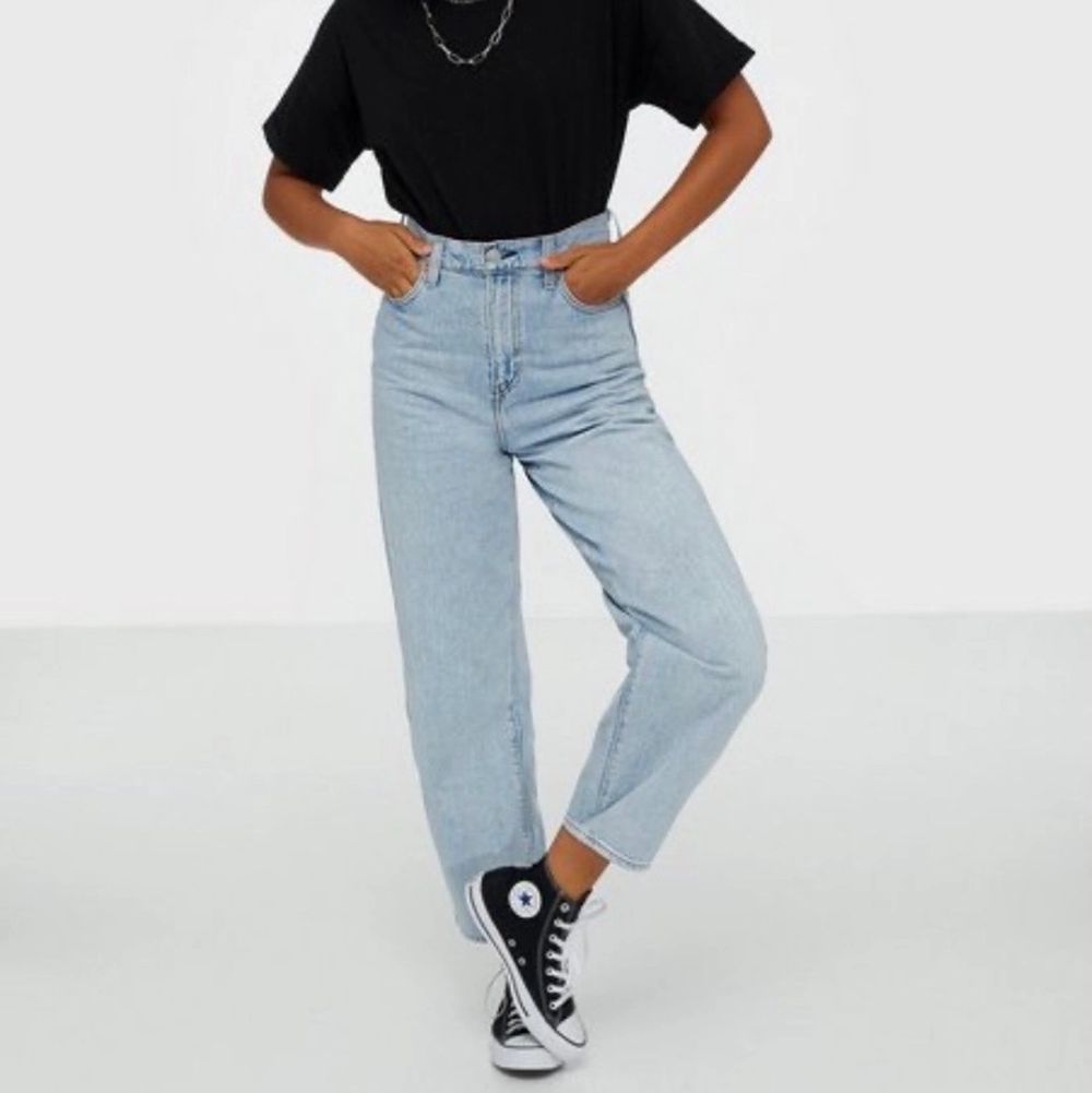 Superfina jeans i bra skick från Levi’s! 💕💕 Bra skick och så fin ljusblå färg.🙌🏻 Passar så bra till det mesta. Trendiga och unika! 😍😍 Nypris 1150 kronor, passa på!! Säljer då jag tyvärr inte har användning av dem 💓🥺. Jeans & Byxor.