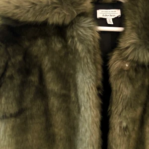 Fusk-pälsjacka - Säljer även min andra fuskpäls från &otherstories✨ Den är mörkgrön och i storlek 38!🤍 200kr eller bud!