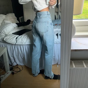 Lose fit jeans  - Säljer dessa skitsnygga jeans då de är lite för stora för mig. Knappt använda och därför bra skick, storlek 34 men passar även 36✨✨köparen står för frakten, 63kr. 
