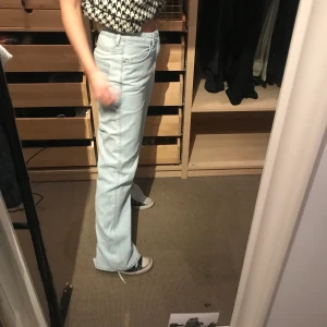 Jeans  - Jeans emd slit från weekday, 