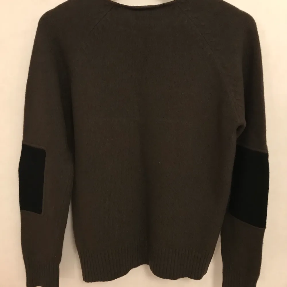Replay Brun stickad tröja i ylle med svarta lappar på armbågarna. Underbart varm och skön! Strl M - men går mer åt S eller XS tycker jag. 86% lana wool 14% polyamid Kan mötas i Stockholm eller skicka mot fraktkostnad! ✨🌸✨. Neuleet.