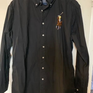 SKjorta  - Hej lite rensa garderob säljer min skorta inte så mycket använd, passar inte längre för mig i storlek 