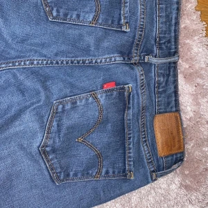 Levi’s jeans  - Levi’s jeans strl 27 bootcut , blå, använda men i nyskick, 300kr eller bud, bud börjar på 200kr