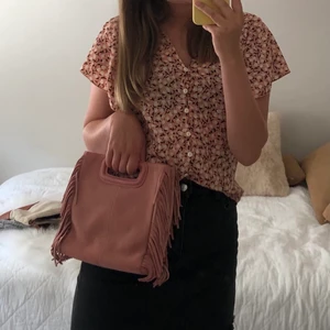 Maje väska  - Säljer min fina maje väska som jag använt fåtal gånger men har lite slitningar på ena sidan (se bild 3). Köpt på maje butiken i Stockholm, Band medföljer! Buda!! Skriv privat för bättre bilder på slitningen