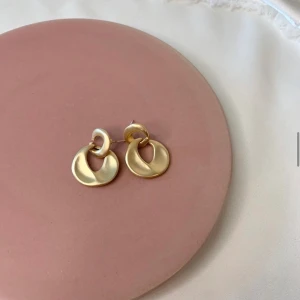 Örhängen  - Fina örhängen som är äkta s925 sterling silver och helt nya!  dom som är allergisk mot coppar kan ha på sig dom🥰💗💗💕 89kr+11 Frakt 