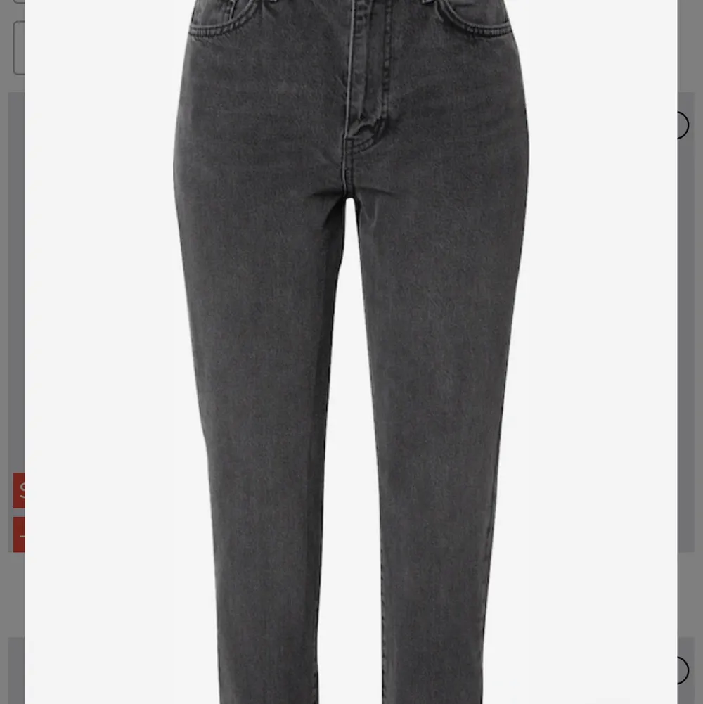 Mom jeans från Gina tricot i strl 38. Klippt byxorna för att dom ska passa min längd bra (162cm). Bra skick. Första till kvarn. (Lånad bild) Köparen står för frakten om den inte är möjligt att mötas upp. Nypris 500kr. Jeans & Byxor.
