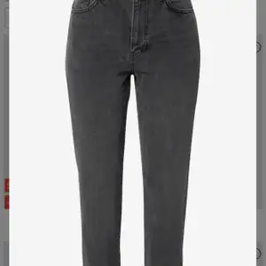 Mom jeans från Gina tricot i strl 38. Klippt byxorna för att dom ska passa min längd bra (162cm). Bra skick. Första till kvarn. (Lånad bild) Köparen står för frakten om den inte är möjligt att mötas upp. Nypris 500kr