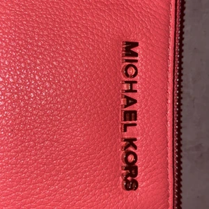 Michael kors kuvert väska  - Säljer min kuvert väska som är köpt på raglady i Göteborg, använd ca 5-8 gånger så den är i fint skick. Nypris 1100kr💝 buda gärna i kommentarena 🙌🌸