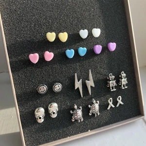 Örhängen  - Bara dödskallarna kvar! Nya örhängen!! Dessa är inte hängande ✨ hjärtan: 39kr/par ( finns även i grön, ljuslila och beige) de andra: 55kr/par instagram: s.byelsa