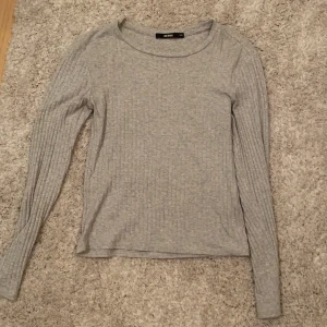 Ribbad tröja ifrån BikBok i strl XS - Ribbad tröja ifrån BikBok i strl XS. 