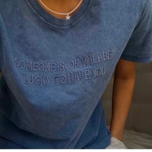 Säljer denna fina tshirt med text som är slutsåld från zara🤍 köpt i höstas men knappt använd, köparen står för frakten, dm för intresse (nypris 249)