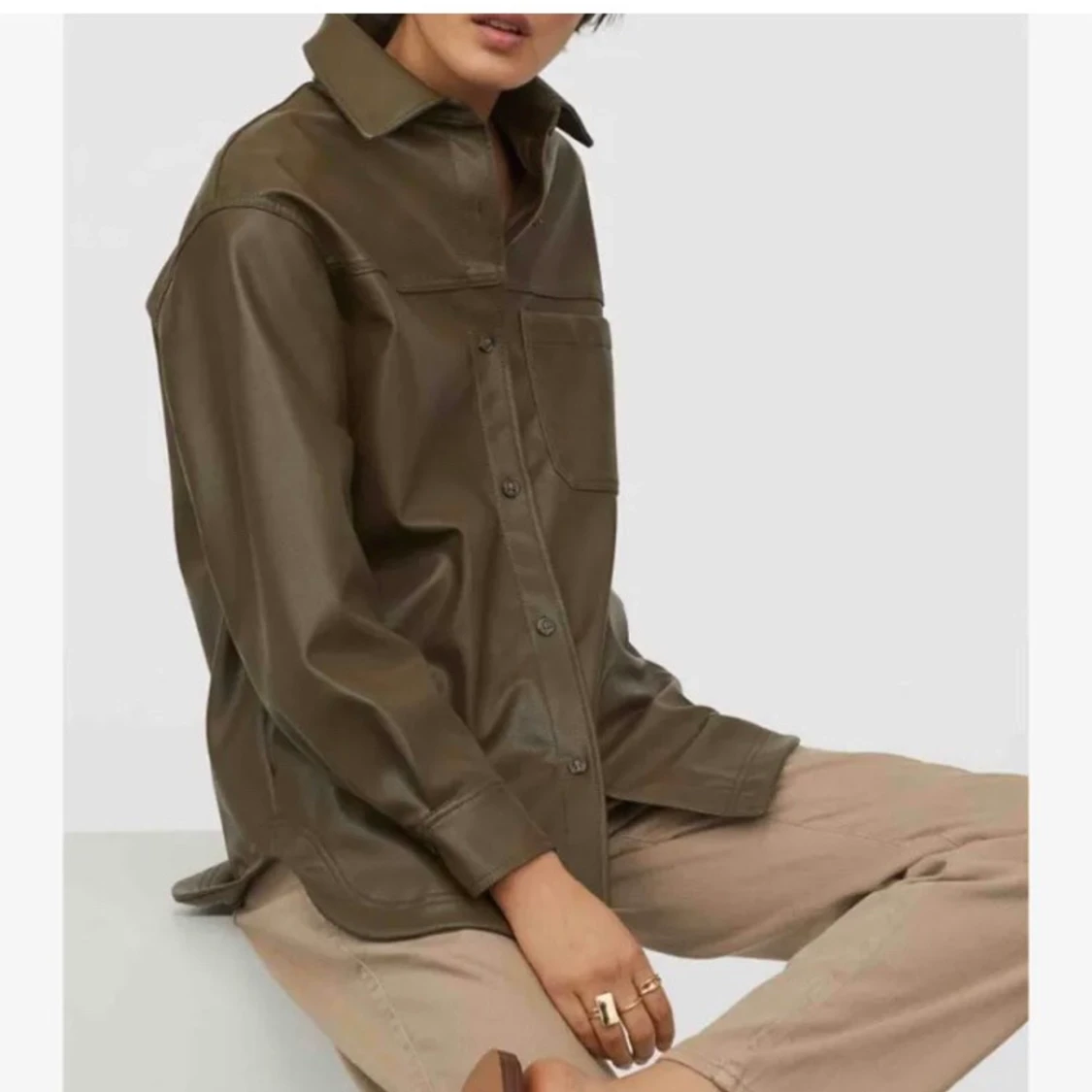 Grön jacka i fake läder