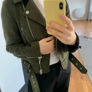 Grön mockainspirerad jacka från Zara - Fin mockainspiererad jacka från Zara. Använd fåtal gånger. Frakt tillkommer🥰