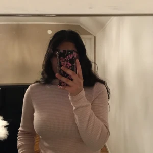  Jättegullig croppad tröja - Söt croppad topp från Bik Bok i färgen vit & rosa. Väldigt bekväm och stretchig. Använd några fåtal ggr, därför är den lite nopprig (se bild 2) Annars väldigt fint skick. 