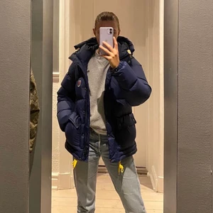 Fjällräven jacka mörkblå - INTRESSEKOLL på min sjukt snygga mörkblåa fjällrävenjacka i dam modellen. Den är knappt använd och är därför i mycket fint skick! Ser ut som ny💗 Det är storlek XXS men passar även S då de är hyfsat stora i storleken. Buda från 4000kr eller köp direkt för 4500kr😊 nypris 6000kr