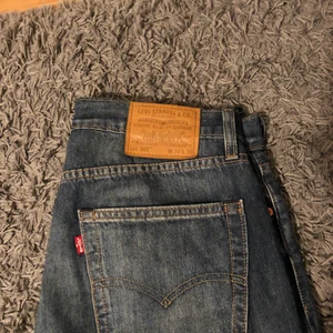 Levi’s Jeans Lot 502 450kr - Mycket bra skick! De har använts ett få tal gånger på grund av att de snabbt blev för små. Nypris 1199kr. Byxorna sitter skönt och är väldigt snygga. Hör av dig om det finns intresse!