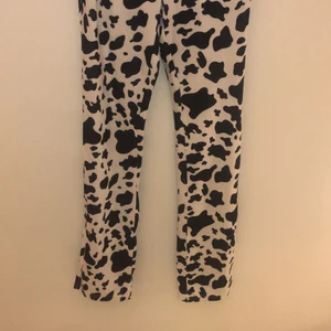 Djurmönstrade byxor - Helt nya. Hög midja och utsvängda nedtill med dragkedja. Tunnt och fint material. För små för mig och är en Small i byxor så rekommenderar att du är lite kortare än 1,73 eventuellt är en XS