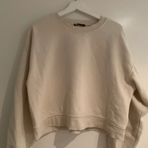 Beige sweatshirt - Jättefin beige sweatshirt från zara, storlek L 💕 skriv vid frågar eller fler bilder :)