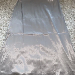 Sidenkjol ifrån NA-KD. Strl 38 - Grå lång sidenkjol ifrån NA-KD. Aldrig använt denhär för den är för stor för mig.