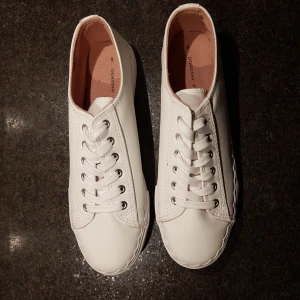 Vita sneakers s.42 - Storlek 42 helt nya aldrig använda passade inte mig bara!
