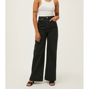 Weekday ace längd 25/34 - Säljer mina favvojeans från weekday pga för små, har dessa i strl 25/34 det vill säga små i midjan å väldigt långa! Byxorna e ganska töjbara så skulle säga att de passar 26/27 med. Färgen är lite gråare pga tvättar men fortfarande fint skick!