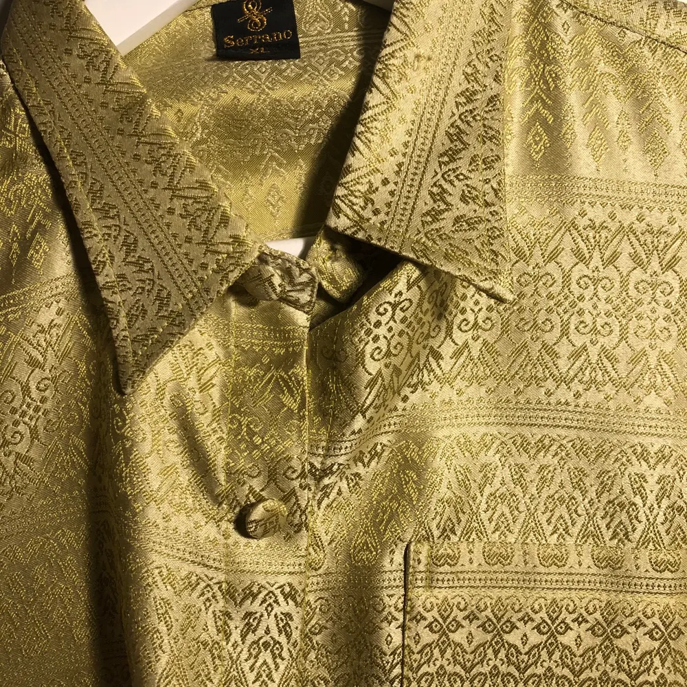 Superfin grön skjorta i tjock siden (eller sidenliknande) material!! Så fint gjort, liksom kolla på knapparna och detaljerna! Verkligen one of a kind 🥺✨. Köpare står för frakt 💓.. Skjortor.