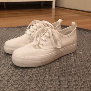 Vita sneakers - Helt oanvända (bara testade) vita sneakers från even&odd. Skit snygga och är i bra skick! Pris är förhandlingsbart och köpare står för frakt😊