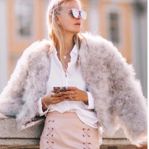 Dream Jacket - Ice - Dream Jacket Ice är en klassisk fjäderjacka fodrad med mjukt silke. Kan stängas med hjälp av hake. Aldrig använd. Nypris 1299kr. Det är fejk fjädrar!!! 