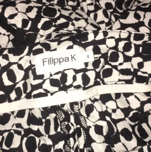 FILIPPA K BYXOR / storlek S  - Säljer ett par svart vita Filippa K byxor. Sparsamt använda, säljes pga av att jag inte använder dom längre. 200 riksdaler tack!